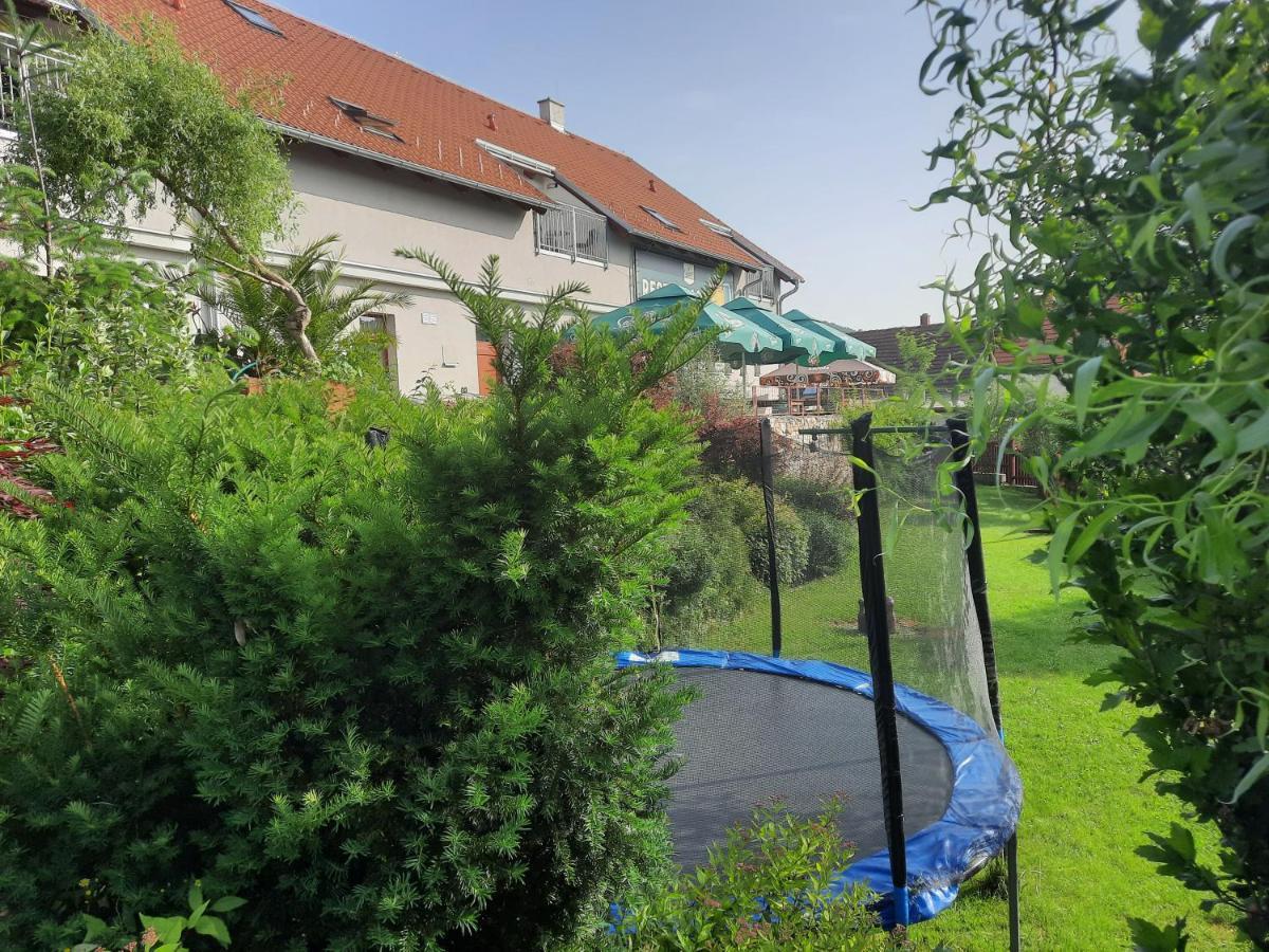 Penzion Zahrada Nad Rekou, Restaurace A Kavarna - Parkovani Gratis Zlata Koruna Екстер'єр фото